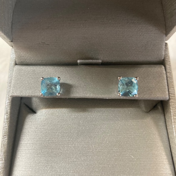 NIB 2MM Topaz Stud Earrings in White Gold - Picture 7 of 7